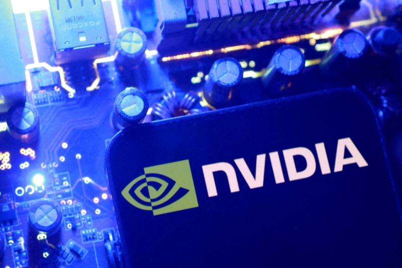 Global AI stocks fall as industry chiefs call for slowing development